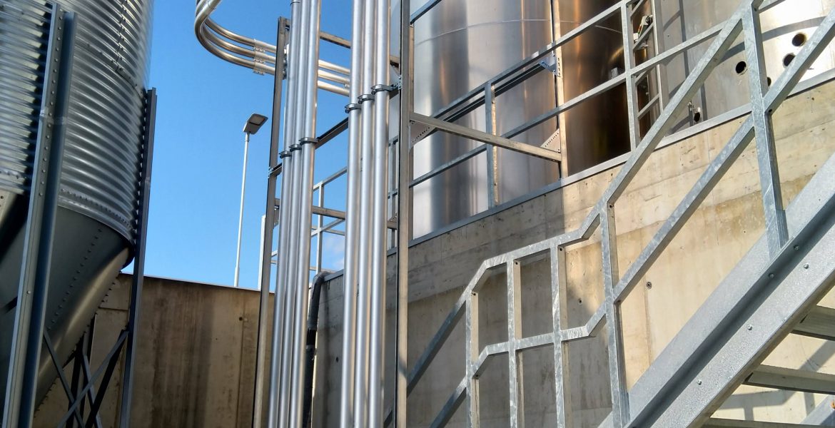 Plnění venkovních sil a rozvod materiálu ze sil