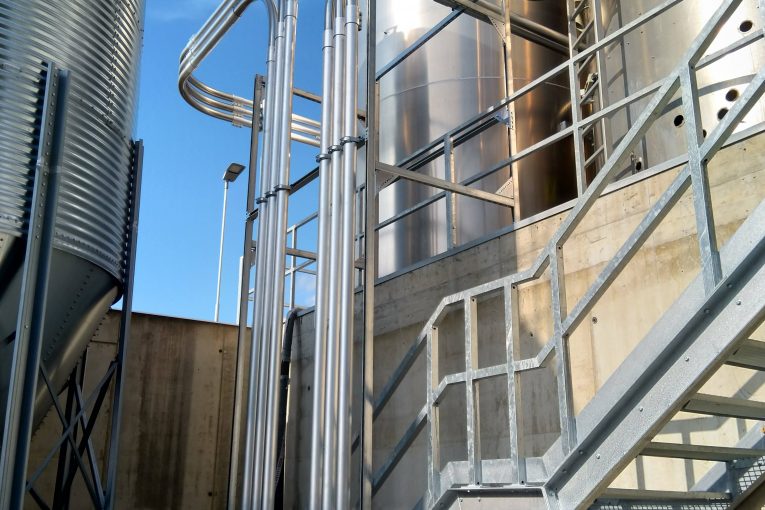 Plnění venkovních sil a rozvod materiálu ze sil