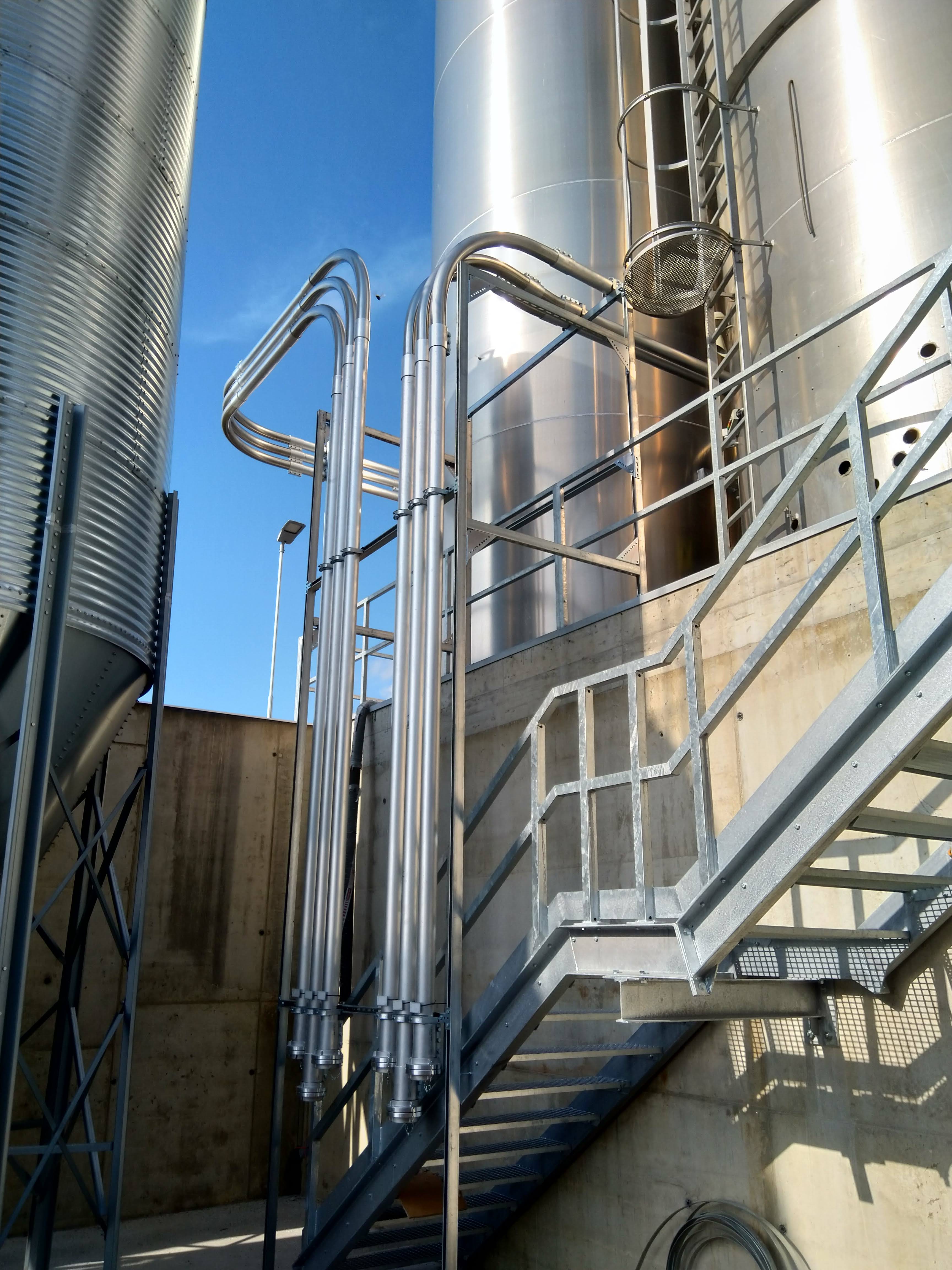 Plnění venkovních sil a rozvod materiálu ze sil