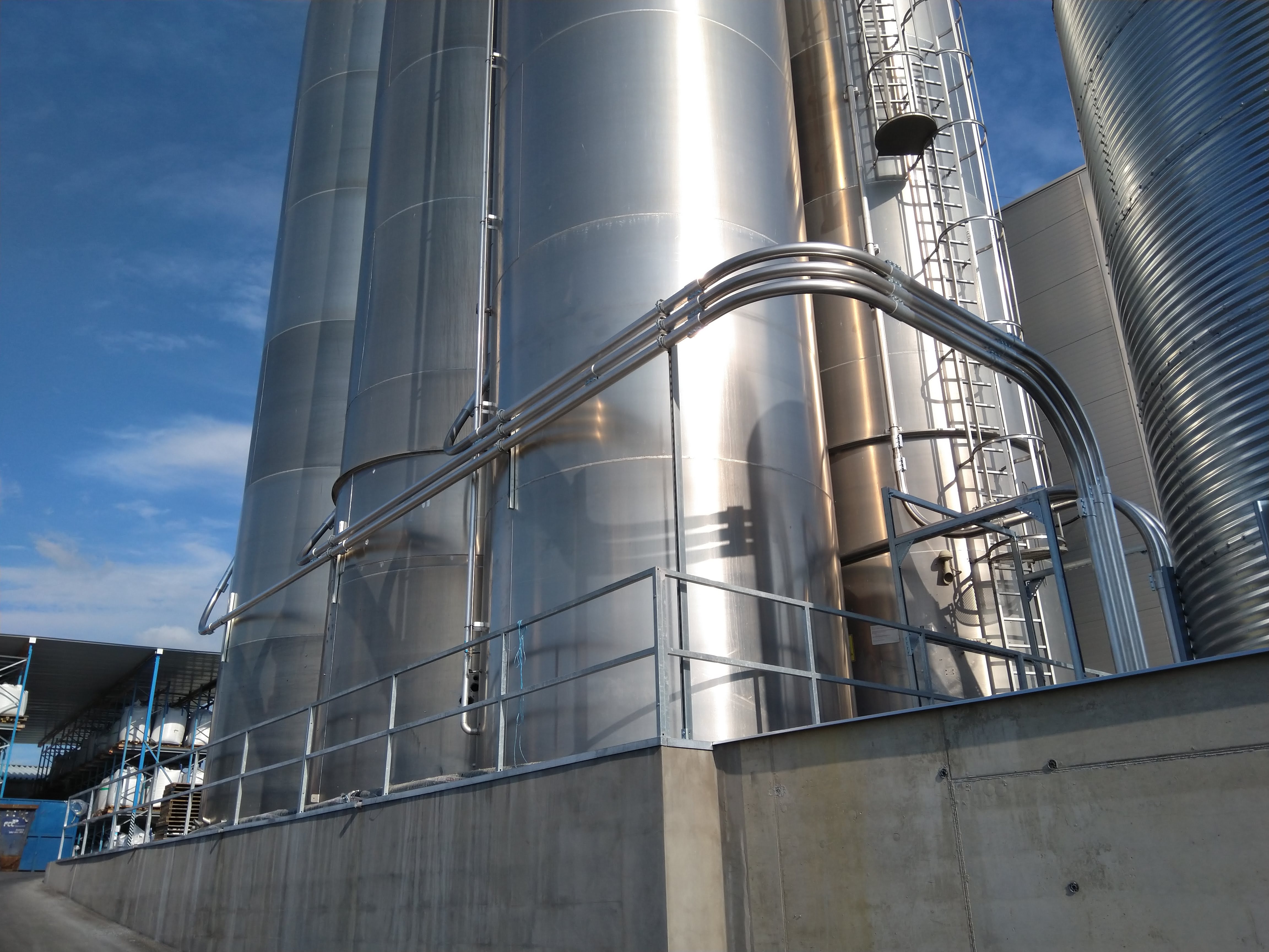 Plnění venkovních sil a rozvod materiálu ze sil