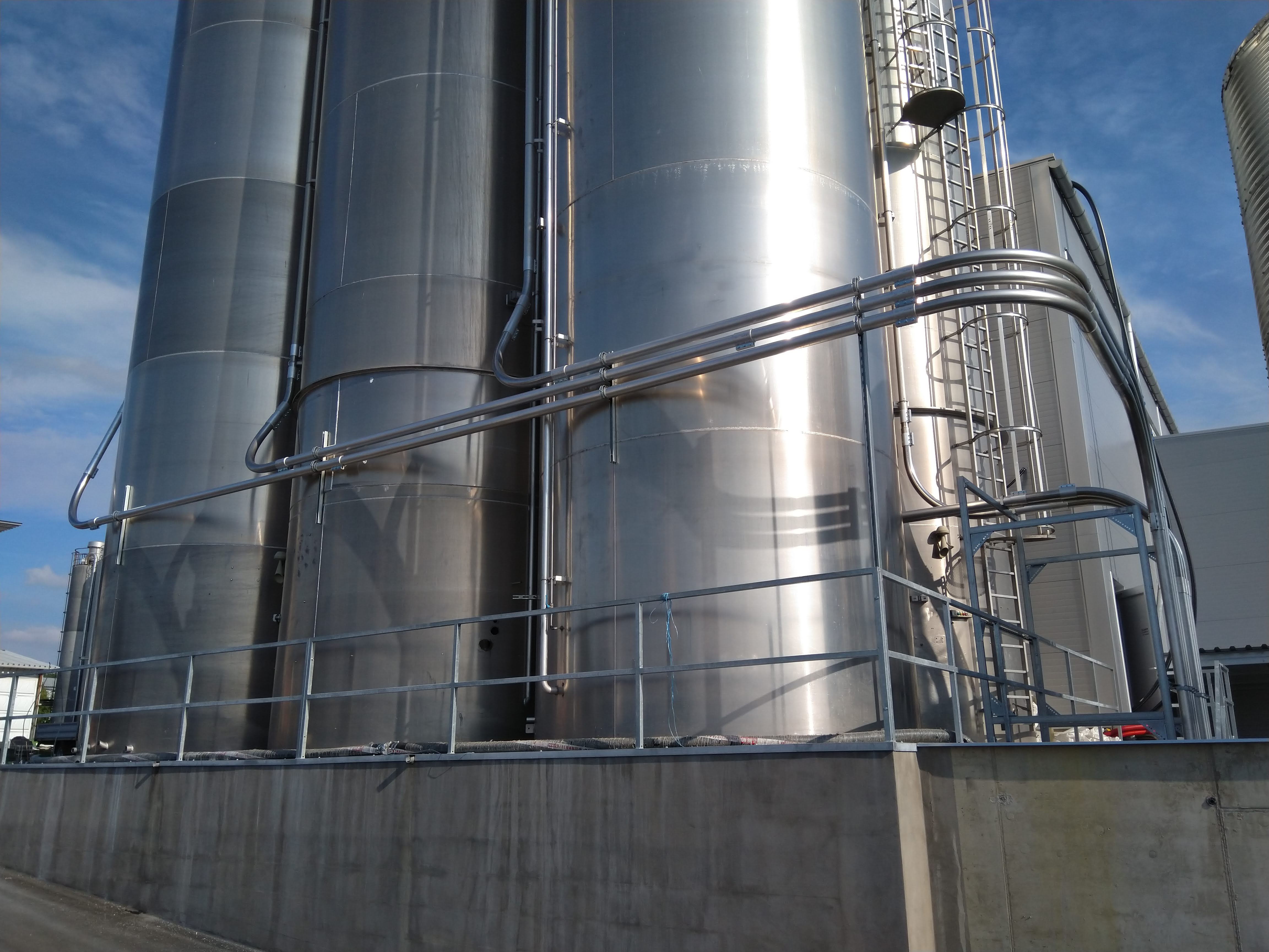 Plnění venkovních sil a rozvod materiálu ze sil