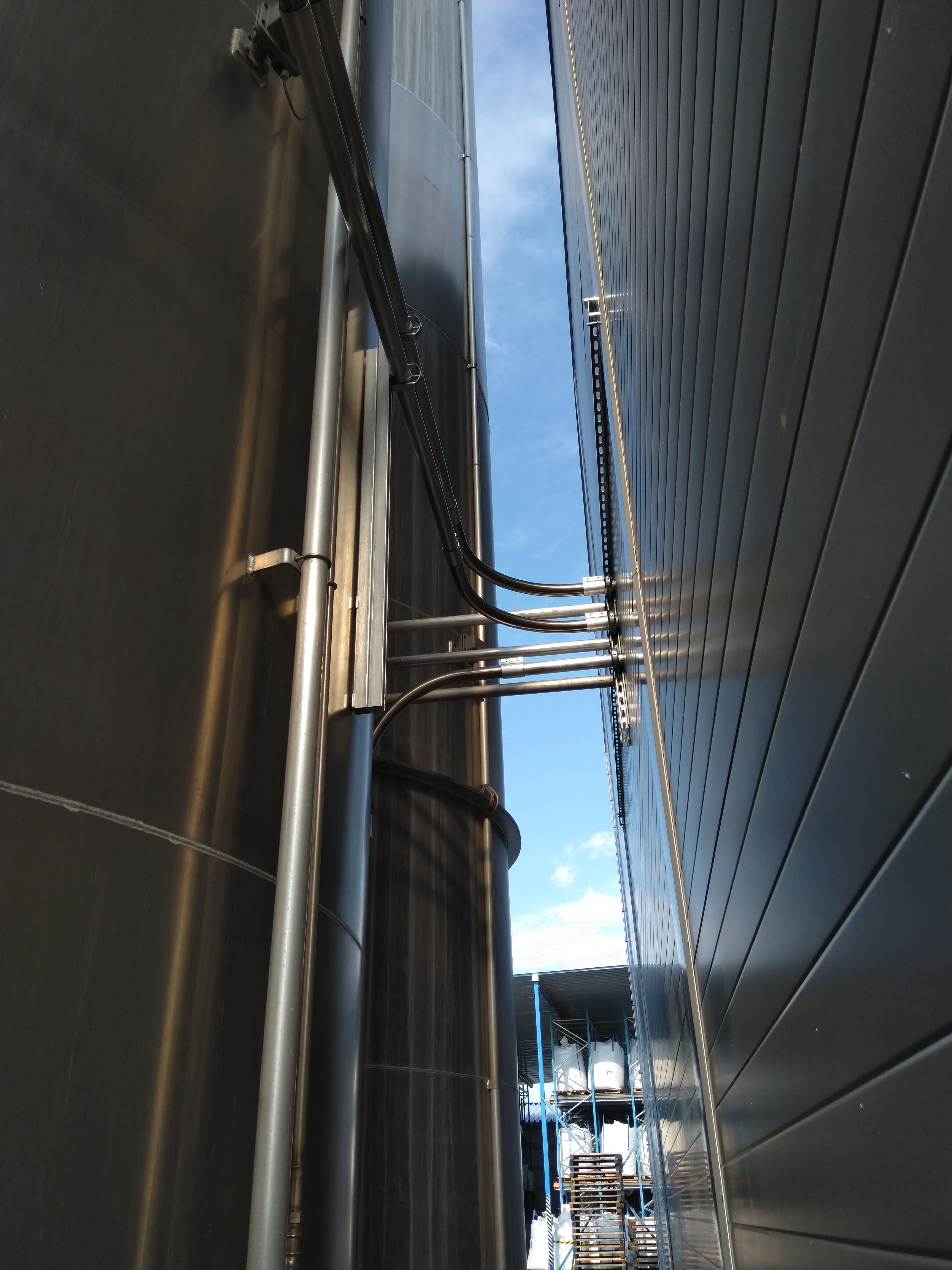 Plnění venkovních sil a rozvod materiálu ze sil